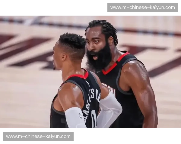 哈登无球起手衔接手枪战术，突破抛投打击戈贝尔护框